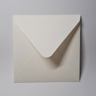 Envelope branco fechado visto de frente