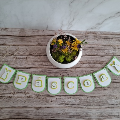 Guirlanda decorativa com letras PÁSCOA, figuras coelho e borboleta, em papel e cartão colorido