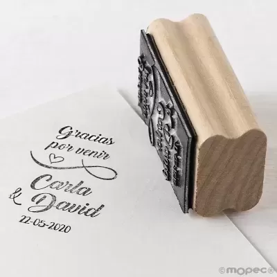 Carimbo de madeira com texto 'Gracias por venir Carla & David 11-05-2020'