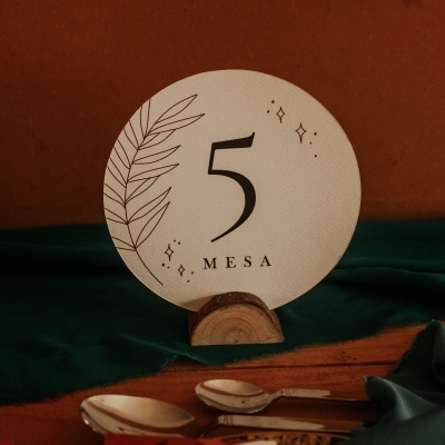 Placa redonda branca com número 5 e a palavra MESA em suporte de madeira