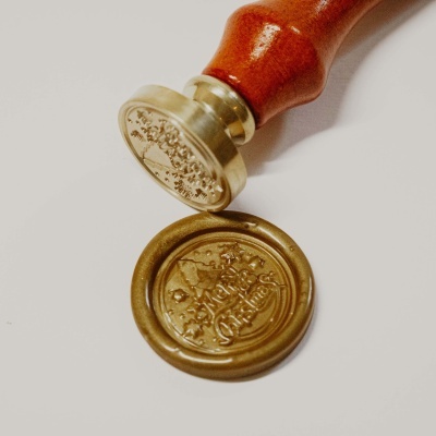 Selo de lacre dourado com cabo de madeira castanha e texto 'With Love'