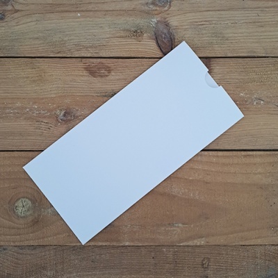 Envelope branco sobre mesa de madeira