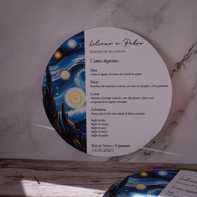 Prato decorativo redondo inspirado em Noite Estrelada com menu em português