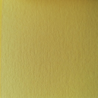 Superfície de papel cartão amarelo com textura rugosa