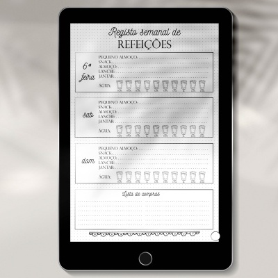 Tablet preto com página digital de registo diário de refeições e gráficos de consumo de água