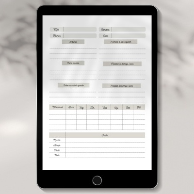 Tablet preto com tabela/formulário em português no ecrã sobre superfície cinza
