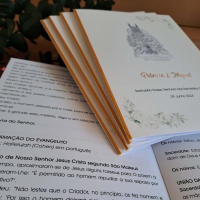 Folhas impressas com texto e capas frontais brancas com ilustrações e texto