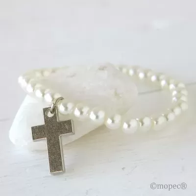 Pulseira de contas brancas com cruz metálica prateada