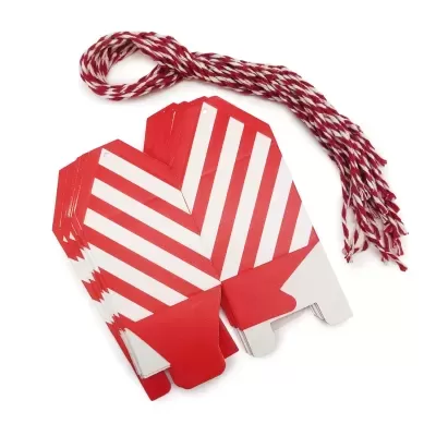 Caixas de papel vermelhas e brancas com padrão de listras e fio trançado vermelho e branco