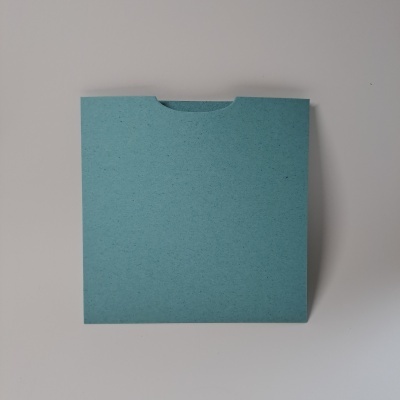 Envelope azul quadrado em papel texturado