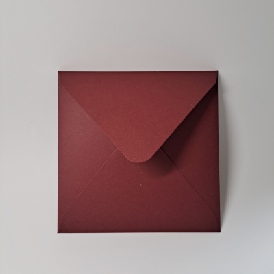 Envelope quadrado castanho-escuro num fundo branco