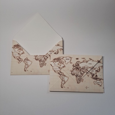 Envelope e cartão com padrão de mapa-múndi em tons de bege e castanho.
