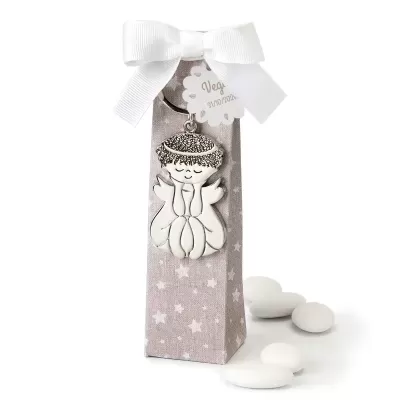 Lembrança embrulhada cinzenta com chaveiro de anjo e laço branco