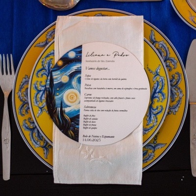 Conjunto elegante de pratos amarelo e azul com guardanapo branco e menu circular em cima