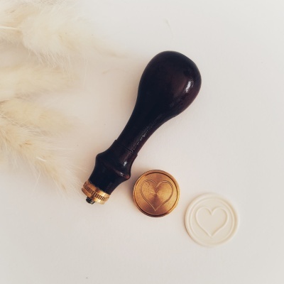 Carimbo de selo de cera com cabo em madeira escura e impressão em cera branca com coração