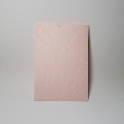 Envelope de papel rosa claro com textura subtil