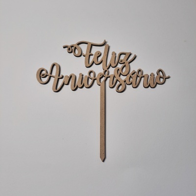 Topo de bolo em madeira com a frase 'Feliz Aniversário' em letra cursiva