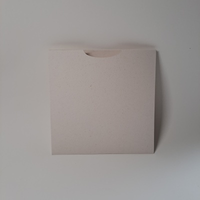 Envelope quadrado feito de papel reciclado creme com textura espessa