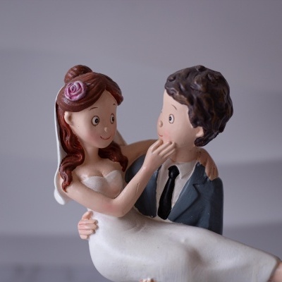 Figura decorativa de noivos vestido branco e fato azul