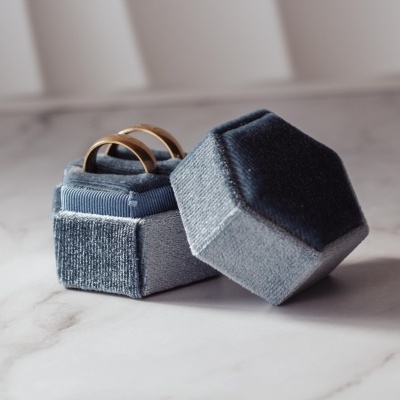 Estojo azul de veludo com dois anéis dourados