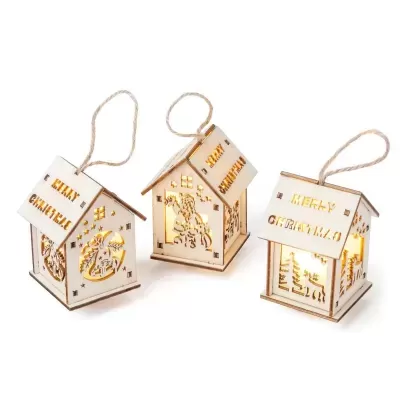 Lanternas de madeira brancas em forma de casinha com recortes e texto dourado 