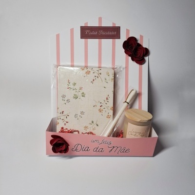 caixa de presente rosa com caderno floral, vela e lápis para Dia da Mãe
