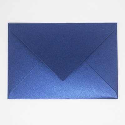 Envelope azul metálico fechado sobre fundo branco