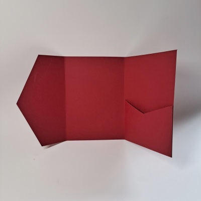 Envelope vermelho aberto com bolso e dobras