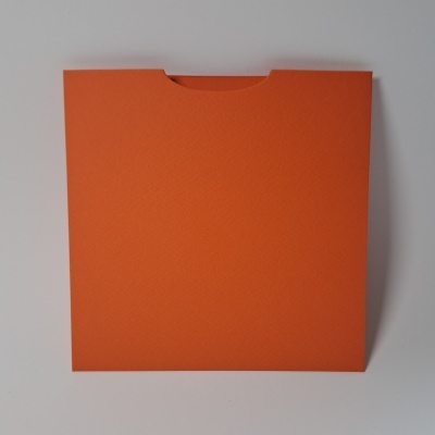 Envelope quadrado laranja com textura fina e abertura semicircular.