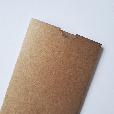 Envelope de papelão castanho claro com recorte semicircular