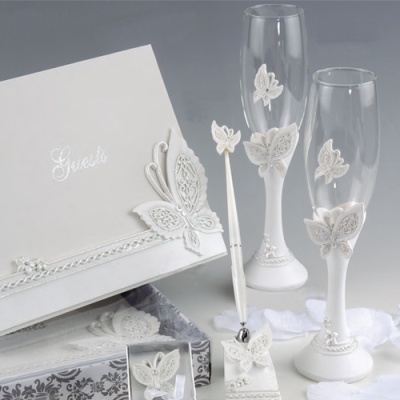 Conjunto elegante de copos de champanhe com decoração de borboletas e caixa branca com texto Gianetto