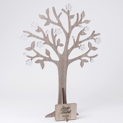Árvore decorativa de madeira com flores brancas e placa gravada