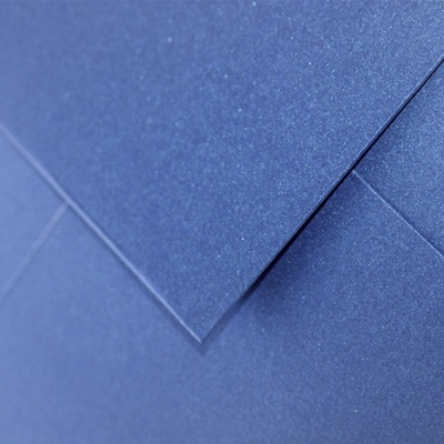 Envelopes de papel azul com textura brilhante