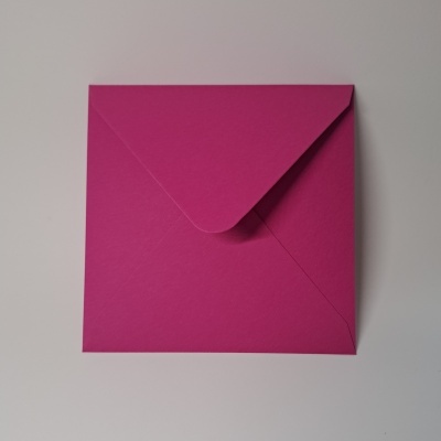 Envelope quadrado cor de rosa sobre fundo branco