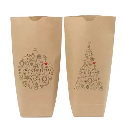 Duas embalagens de papel castanho com motivos de Natal e texto MERRY CHRISTMAS.
