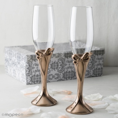 Dois copos de champanhe com haste dourada e laço