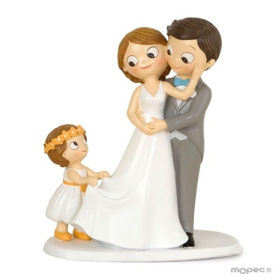 Figura decorativa de casamento com noiva, noivo e menina tocando vestido