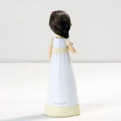 Boneca de porcelana com vestido branco e detalhes em bege, vista de costas.