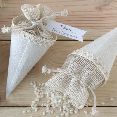 Dois cones de tecido bege claro com arroz e etiqueta