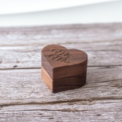 Caixa em madeira em forma de coração com gravação Mr & Mrs