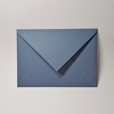 Envelope azul escuro fechado sobre fundo branco