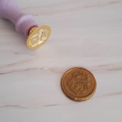 Carimbo de lacre com cabo lilás e selo de cera dourado