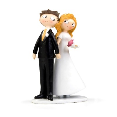 Figura de noivos para bolo de casamento, noivo e noiva em trajes tradicionais, base branca.