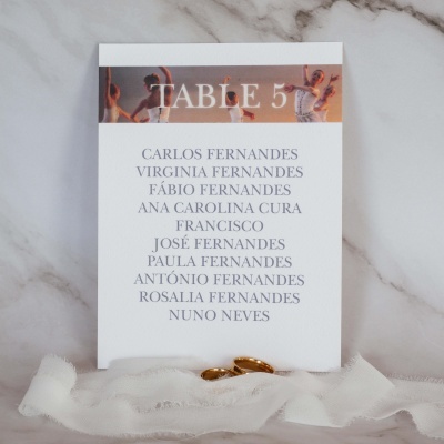Cartão de marcação de mesa com nomes impressos e imagem de bailarinas no topo