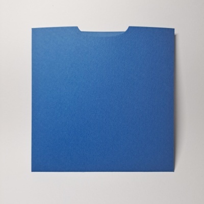 Envelope quadrado azul com aba semicircular em fundo branco