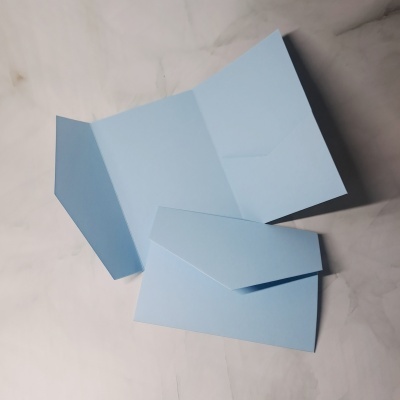 Folhas de papel azul claro sobre superfície branca
