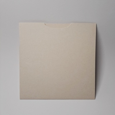 Envelope quadrado de papel castanho claro sobre fundo branco