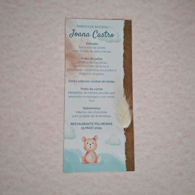 Menu de batismo de Joana Castro com texto, pena branca e desenho de ursinho