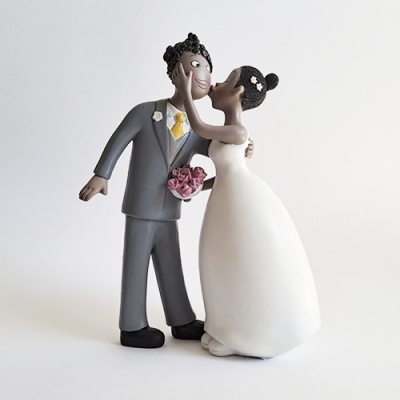 Figuras de noivo e noiva a beijar, noivo de cinzento, noiva de vestido branco