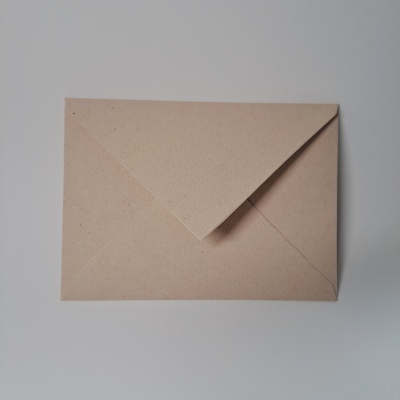 Envelope castanho claro sobre superfície branca